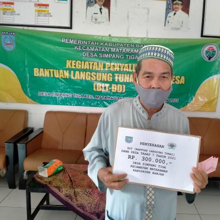 REALISASI BLT DD SIMPANG TIGA BANTU MERINGANKAN BEBAN KELUARGA PENERIMA MANFAAT DI MASA PANDEMI