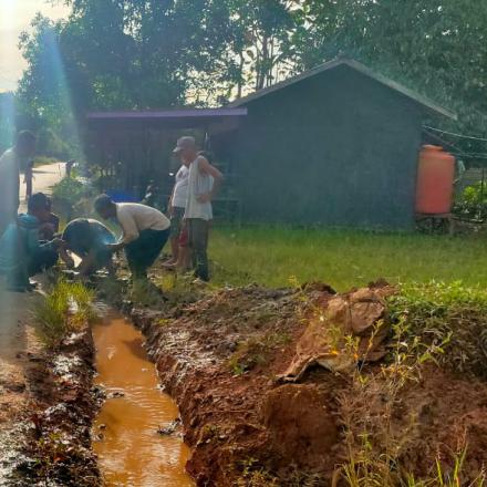 Atasi banjir, Warga Gotong Royong Membersihkan Selokan