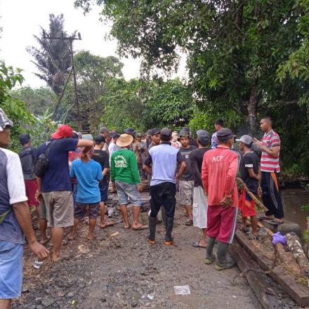 Keren! Warga Simpang Tiga Gotong Royong Perbaiki Jembatan Lingkungan