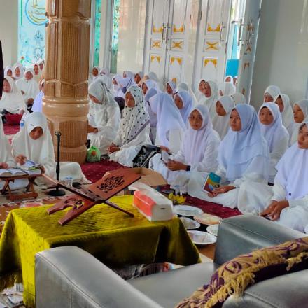 Tradisi Membaca Manaqib Sayyidatina Khadijah Al-Kubra sebagai nilai budaya Islam di Desa Simp. Tiga