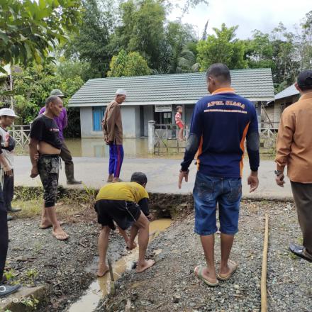 Album : Gotong Royong Pembersihan Drainase  RT 02